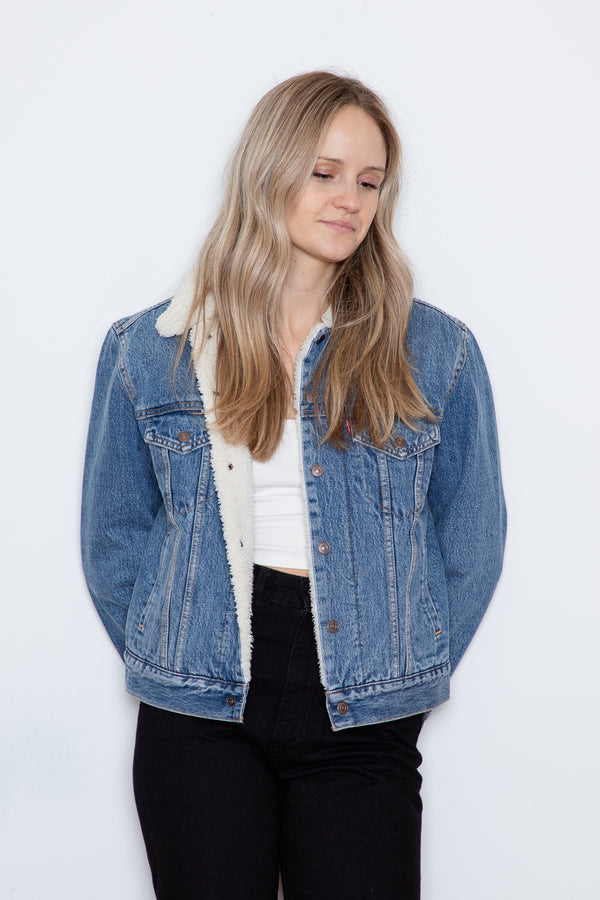 This is the jacket that will see you threw autumn. Sherpa lined throughout the body and collar, this mid-tone indigo jean jacket is a throwback to 70s classic sherpa trucker jackets. 