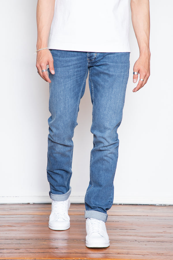 The Lou is a modernized take on the classic men's slim-straight jean – it has a comfortable rise with a slightly tapered regular leg. This medium blue fabric has a real vintage look to it. 