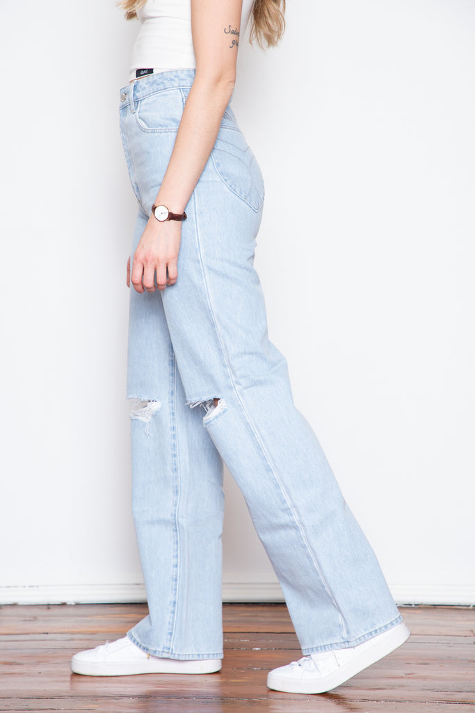 Featuring a super high rise and a full length wide leg, this jean has a classic look. Style them with a white Dutil cropped tank top and a pair of white sneakers for a timeless look.