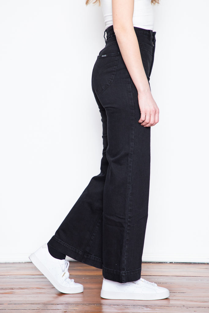 Featuring sailor-style pockets in the front, this jean harkens back to a past generation of utility pants, but in typical Rolla's fashion, the jean has been cut and styled to suit the modern woman.