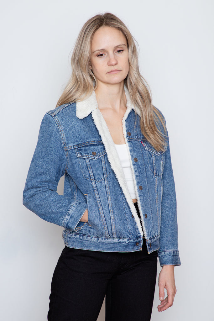 This is the jacket that will see you threw autumn. Sherpa lined throughout the body and collar, this mid-tone indigo jean jacket is a throwback to 70s classic sherpa trucker jackets. 