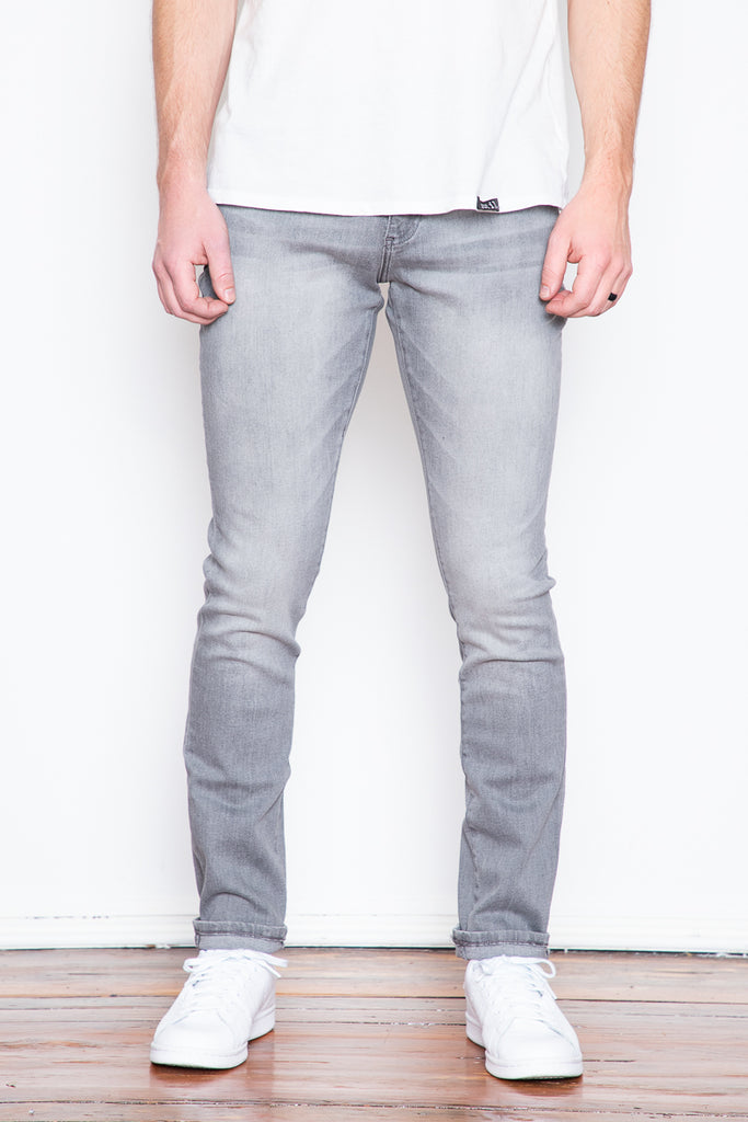 Cooper is a relaxed fit through the seat and thigh that is tapered from knee towards the ankle. Smoke is a grey wash with slight fading details. 