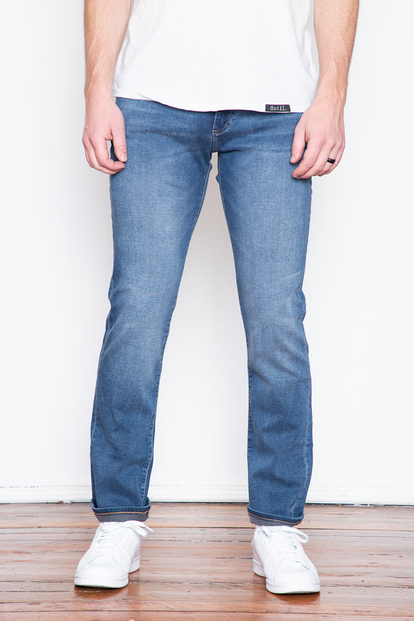 Nick is a true slim fit with a streamlined leg that’s lean through the thigh towards the ankle. Howler is a mid-blue wash with slight fading. 