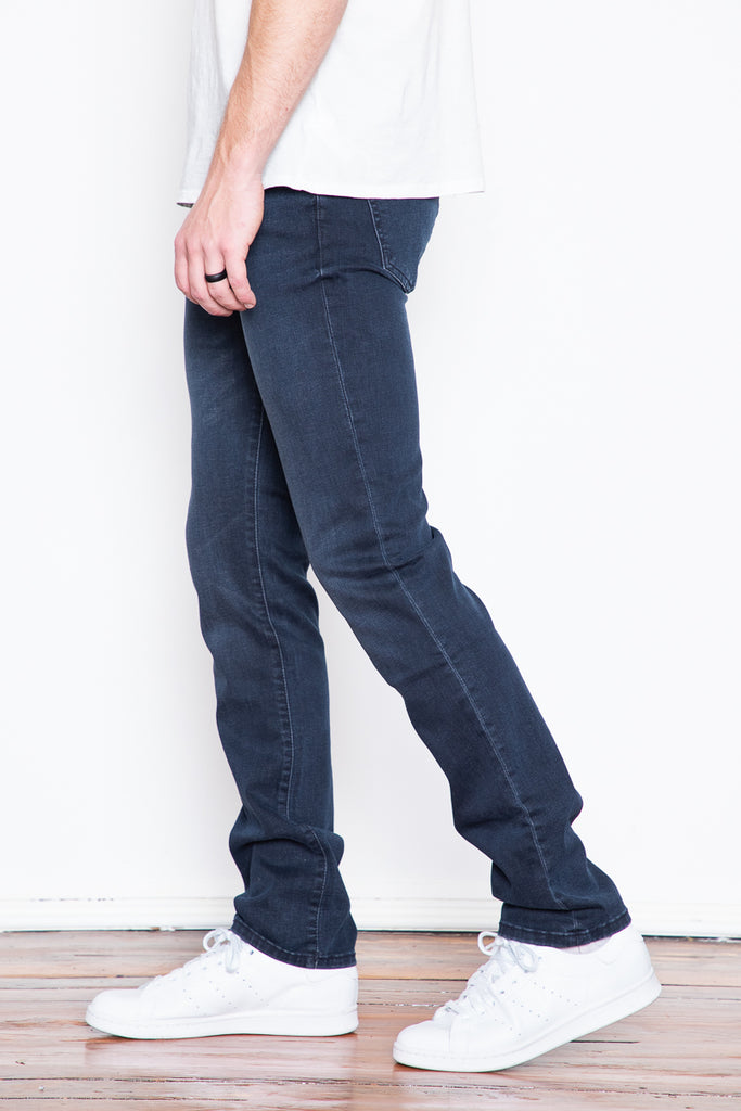 Nick is a true slim fit with a streamlined leg that’s lean through the thigh towards the ankle. Nazare is a dark blue-black wash with slight fading. 