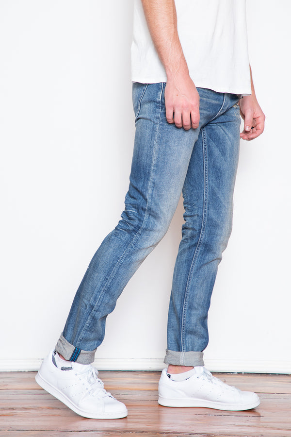 This Italian denim is built with GOTS certified Organic cotton & recycled Roica GRS stretch yarns. Constructed in a classic slim-tapered fit. 