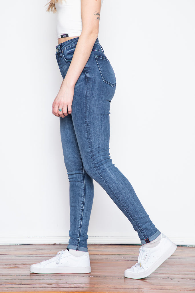 The Dede high-rise skinny fit is revamped in a new, "Vintage" wash. True to its name, this jean is washed and softened to give the feel of a classic pre-loved jean.