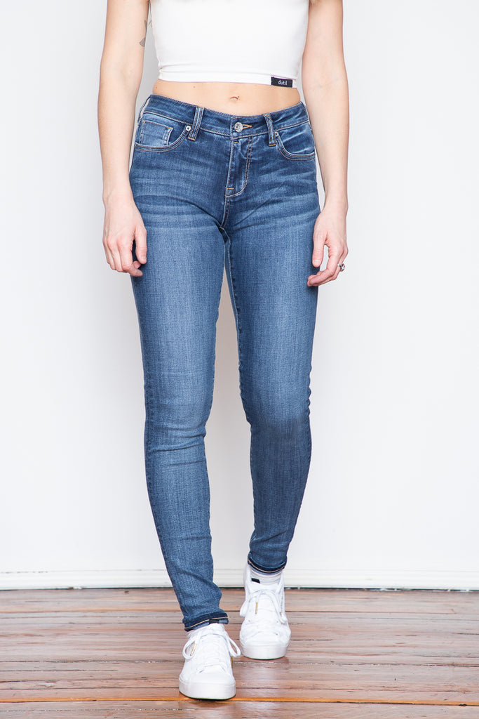 The Hanna mid-rise skinny fit is revamped in a new, "Antique" wash. True to its name, this jean is washed and softened to give the feel of a classic pre-loved jean.