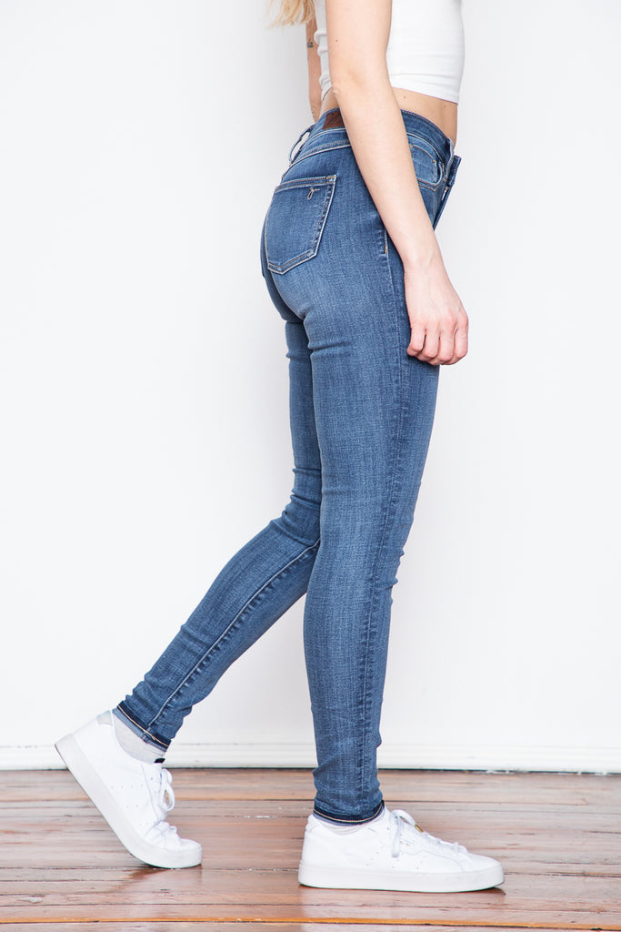 The Hanna mid-rise skinny fit is revamped in a new, "Antique" wash. True to its name, this jean is washed and softened to give the feel of a classic pre-loved jean.