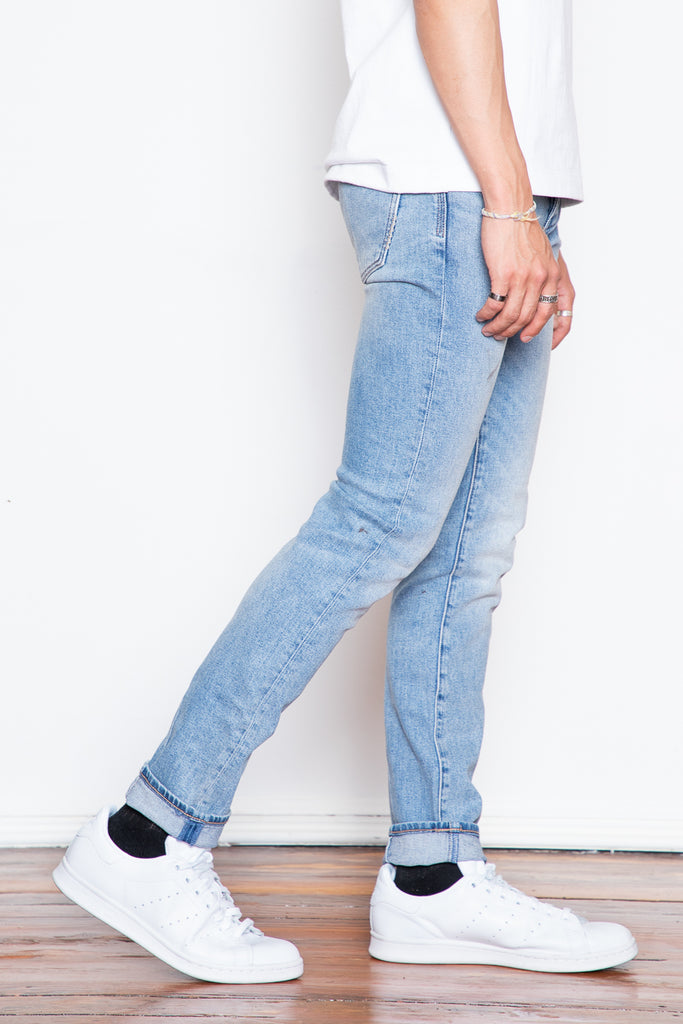 The Iggy is a classic men's skinny jean – it has a comfortable rise and a slim-tapered leg for a not-too-skinny look. This bright and light blue wash is fun and easy to pair with a classic summer wardrobe. 