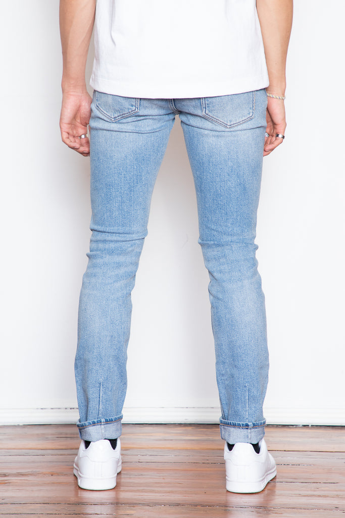 The Iggy is a classic men's skinny jean – it has a comfortable rise and a slim-tapered leg for a not-too-skinny look. This bright and light blue wash is fun and easy to pair with a classic summer wardrobe. 