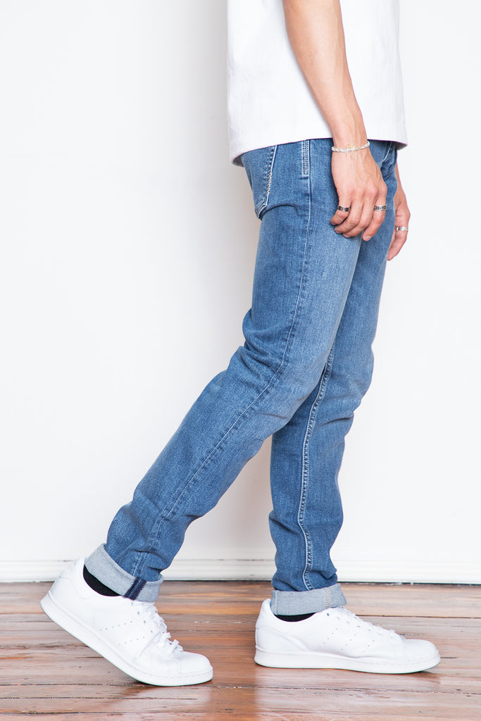 The Lou is a modernized take on the classic men's slim-straight jean – it has a comfortable rise with a slightly tapered regular leg. This medium blue fabric has a real vintage look to it. 