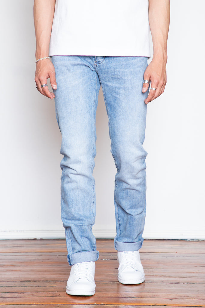The Lou is a modernized take on the classic men's slim-straight jean – it has a comfortable rise with a slightly tapered regular leg. This bright and light blue wash is fun and easy to pair with a classic summer wardrobe. 