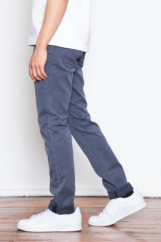 The Lou is a modernized take on the classic men's slim-straight jean – it has a comfortable rise with a slightly tapered regular leg. This uniform grey-blue fabric is unique and easy to wear. 
