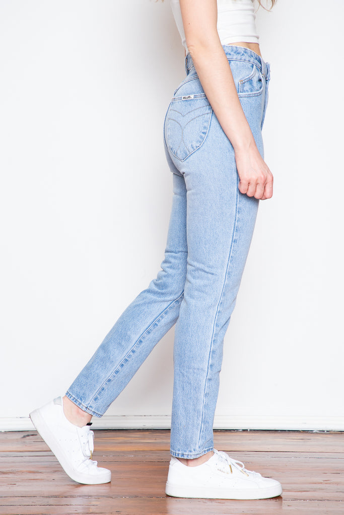 This high-rise jean features a regular tapered leg. The rigid denim used will soften with time for a truly unique fit and ultimate comfort.