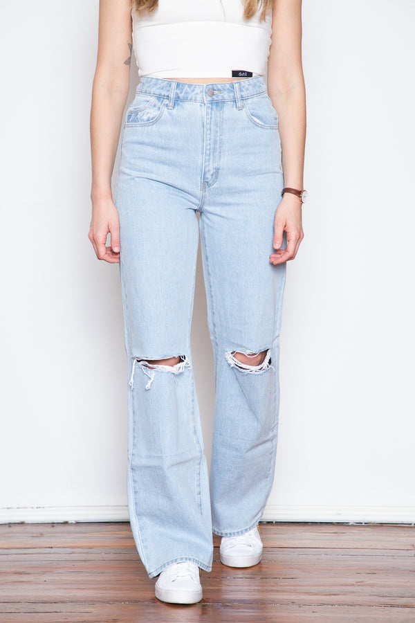 Featuring a super high rise and a full length wide leg, this jean has a classic look. Style them with a white Dutil cropped tank top and a pair of white sneakers for a timeless look.