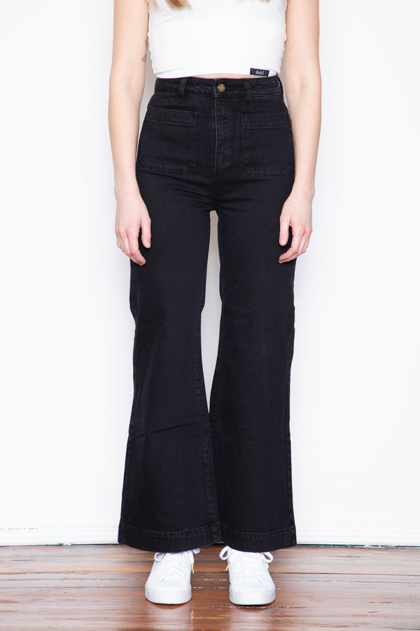 Featuring sailor-style pockets in the front, this jean harkens back to a past generation of utility pants, but in typical Rolla's fashion, the jean has been cut and styled to suit the modern woman.
