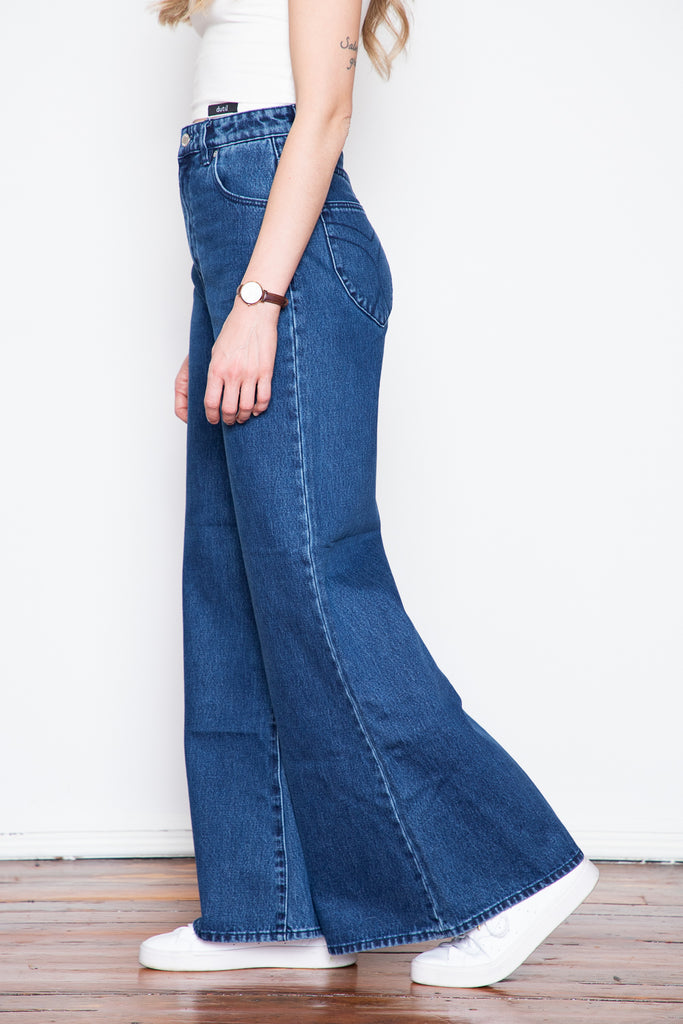 Featuring a super high rise and an ultra-wide flared leg, this jean has a throwback look.