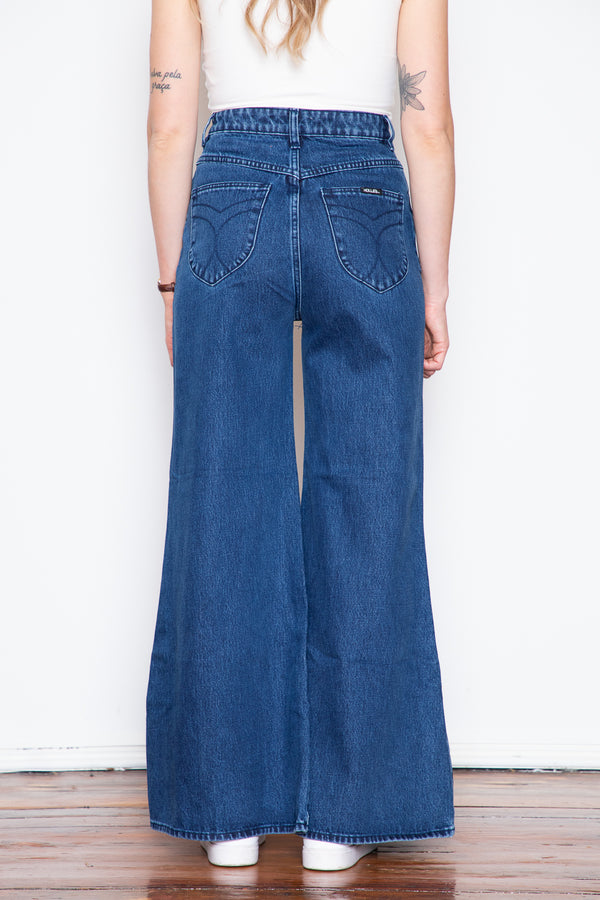 Featuring a super high rise and an ultra-wide flared leg, this jean has a throwback look.