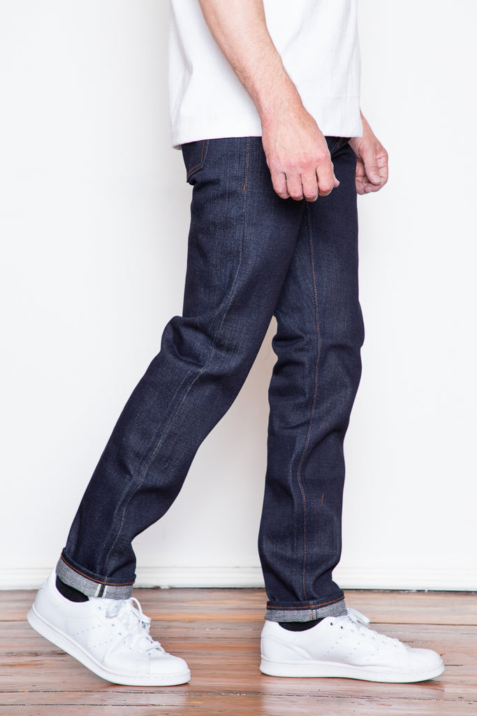 The 21oz Tapered jean from Unbranded is one of the most iconic heavyweight denims in the denim world. Famous for its recognizable high contrast fades, this denim is the go-to for those looking for a budget heavyweight denim that doesn't skimp on any details or quality. 