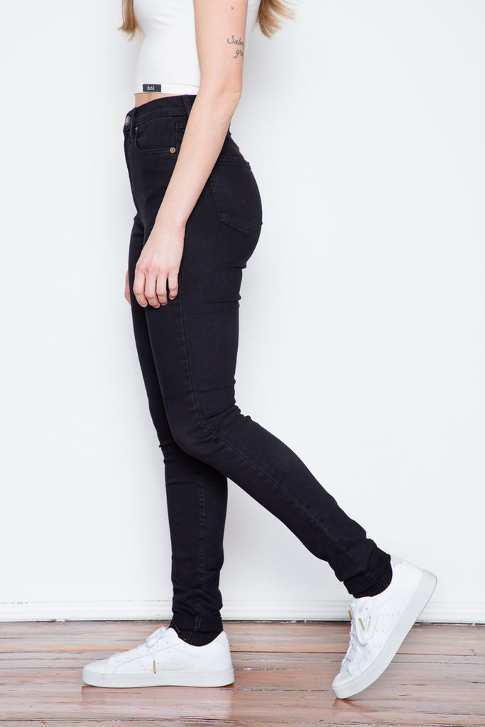 New to Dutil's Quintessential Series, this High Rise Skinny is made from a comfortable and sustainable over-dyed black fabric that is sleek and versatile. The fabric's 91% cotton composition means that this jean has a structured denim-y feel without sacrificing any comfort. The denim has been finished off in a high-rise, skinny cut that is flattering and timeless.