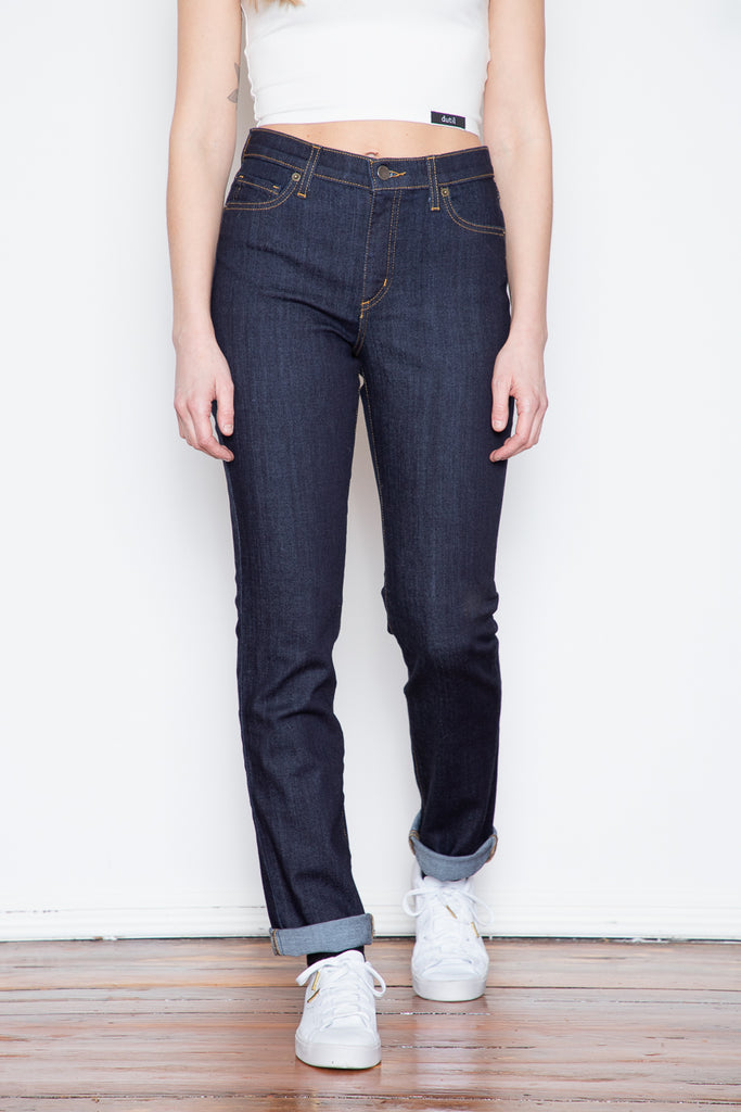 New to Dutil's Quintessential Series, this Mid Rise Straight jean is made from a comfortable and sustainable washed, indigo-dyed fabric that is classic and versatile. The fabric's 92% cotton composition means that this jean has a structured denim-y feel without sacrificing any comfort. The denim has been finished off in a mid-rise, regular straight cut that is easy to wear and style.