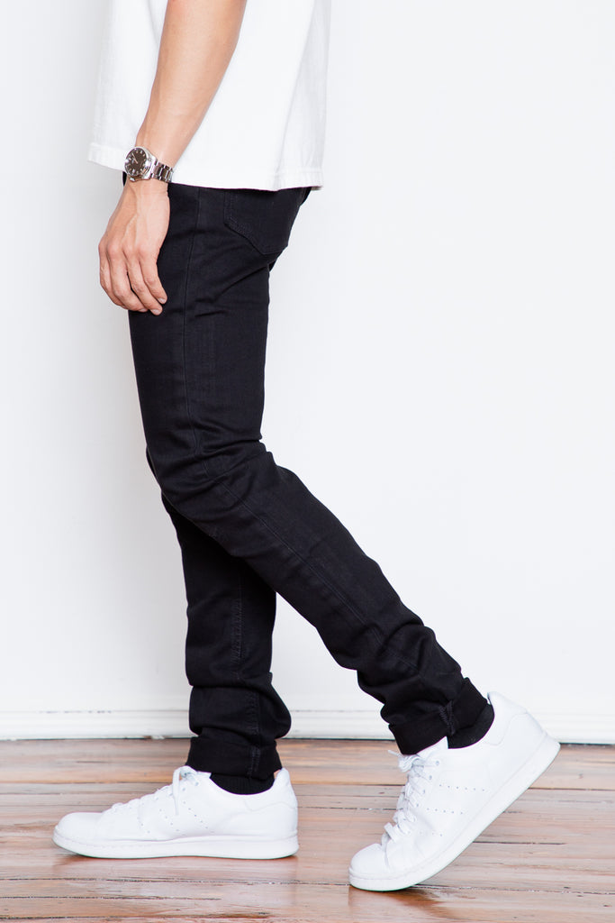 New to Dutil's Quintessential Series, the Slim Taper is made from a comfortable and sustainable over-dyed black fabric that is sleek and versatile.  The fabric's 99% cotton composition means that this jean has a structured denim-y feel without sacrificing any comfort. The denim has been finished off in a slim cut that gently hugs the leg.