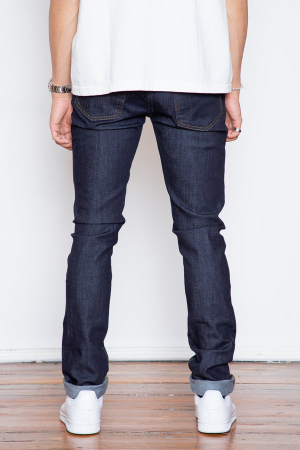 New to Dutil's Quintessential Series, the Slim Taper is made from a comfortable and sustainable, indigo-dyed fabric that is classic and versatile. The fabric's 99% cotton composition means that this jean has a structured denim-y feel without sacrificing any comfort. The denim has been finished off in a slim cut that gently hugs the leg.