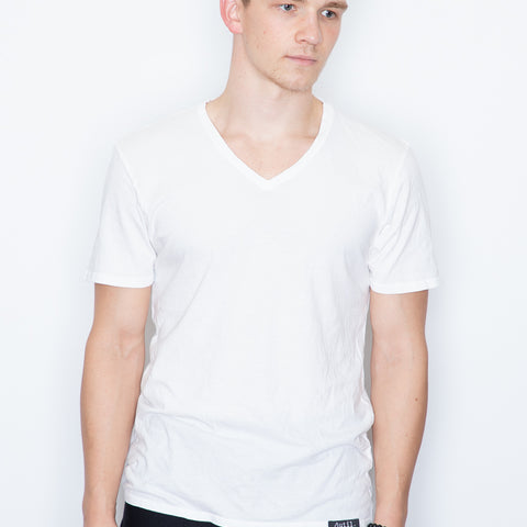 The classic accompaniment to a good pair of jeans: a dutil tee. This lightweight cotton tee falls beautifully and only gets softer with ever wash. 